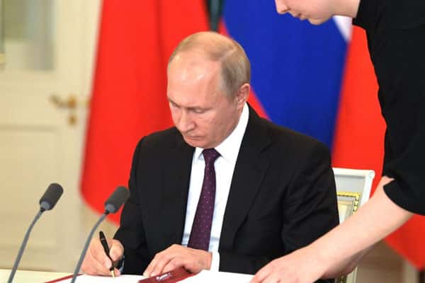 Путин подписал закон, запрещающий продавцам навязывать дополнительные товары и услуги