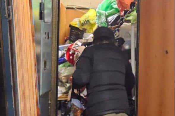 В Свердловской области жильцы дома пожаловались на ужасный запах, который исходил из квартиры соседей