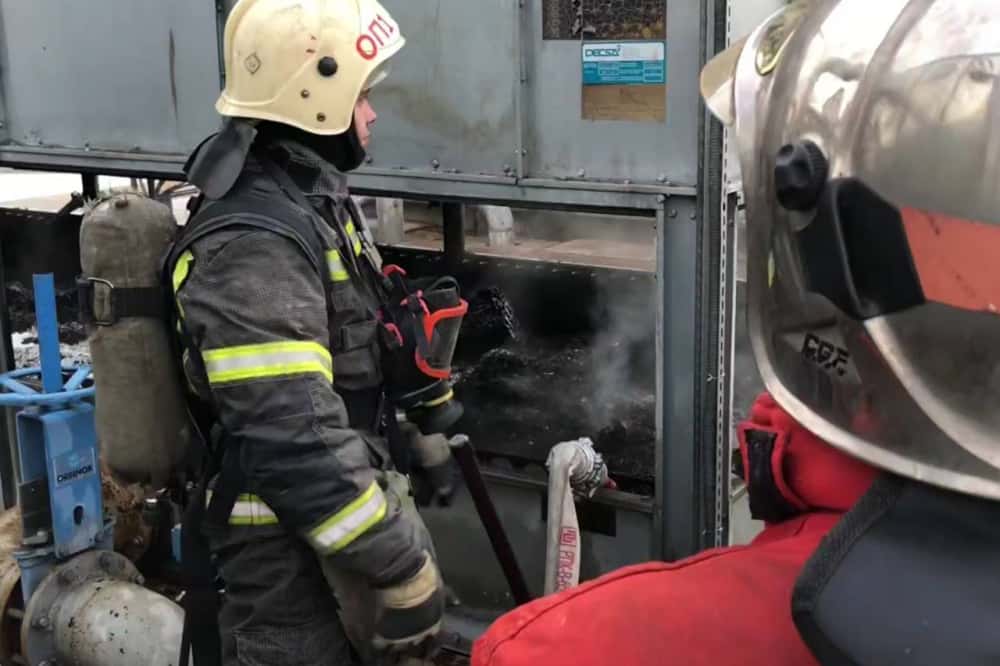 В Свердловской области из-за системы охлаждения вентиляции начался пожар в торговом центре