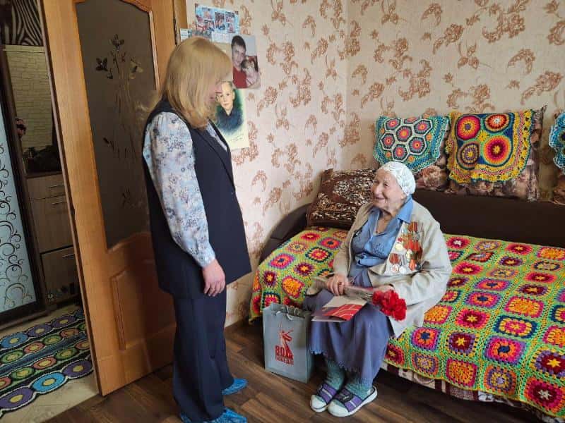 В Первоуральске бывшим узникам фашистских лагерей вручили памятные подарки и цветы 