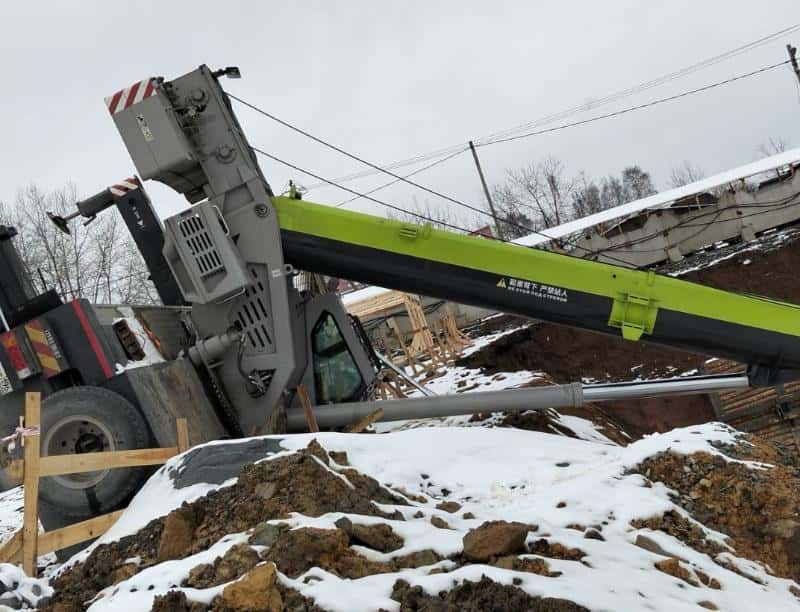 В Свердловской области автокран на стройке придавил рабочего: мужчина скончался на месте