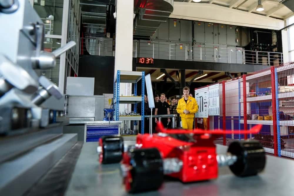 В Первоуральском металлургическом колледже школьников удивили живыми профессиональными пробами