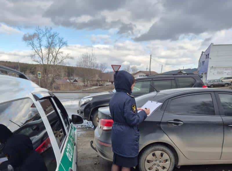 76 штрафов и долгов на 300 тысяч рублей: у жительницы Первоуральска отобрали машину за неуплату налогов 