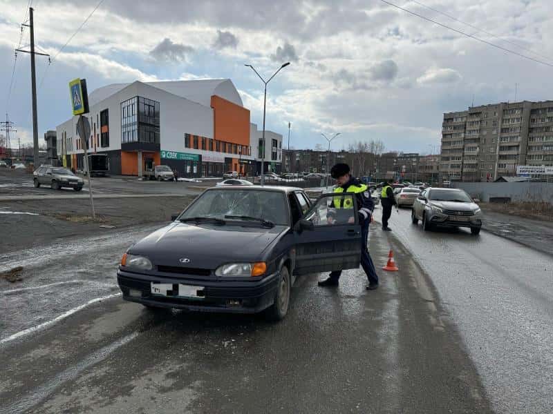 В Первоуральске водитель ВАЗа с 44-летним стажем сбил пешехода: мужчину доставили в больницу