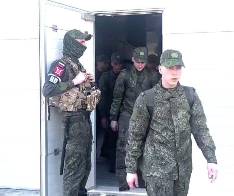 На родину из плена вернулось 10 свердловчан: Россия и Украина обменялись бойцами