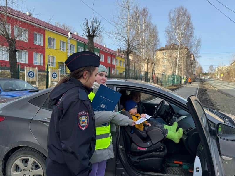Как защитить ребенка на дороге: сотрудники ГАИ провели в Первоуральске акцию для родителей 
