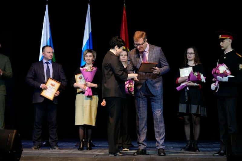 Игорь Кабец наградил муниципальных служащих Первоуральска в преддверии Дня местного самоуправления  