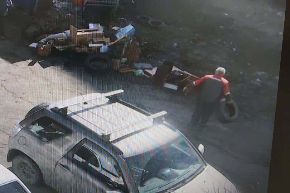 В Первоуральске борются с незаконным выбросом покрышек: в очередной раз местный житель нарушил правила 