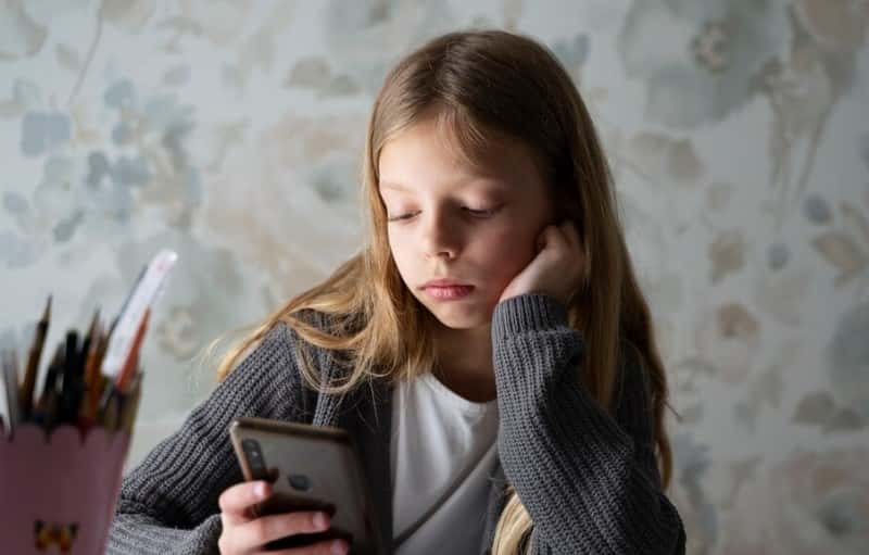 Сделала «подарок» маме, отдав аферистам 367 тысяч рублей: в Первоуральске 9-летняя девочка стала жертвой мошенников