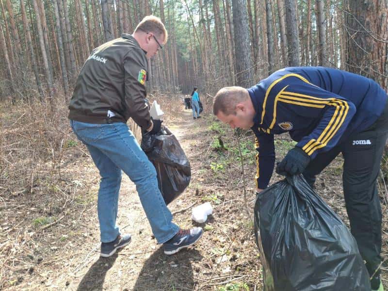 Первоуральск присоединился к Всероссийскому субботнику: горожане наводят порядок вместе с мэром