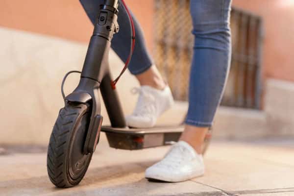Электросамокаты на тротуарах под запретом: Минтранс предложил ввести ограничения на парковку 