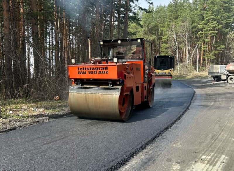 В Первоуральске дорожные бригады начали укладку нового асфальтового покрытия на улице Гагарина