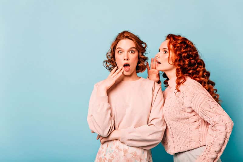 Почему мы любим сплетничать: психолог разъяснила основные причины с научной точки зрения