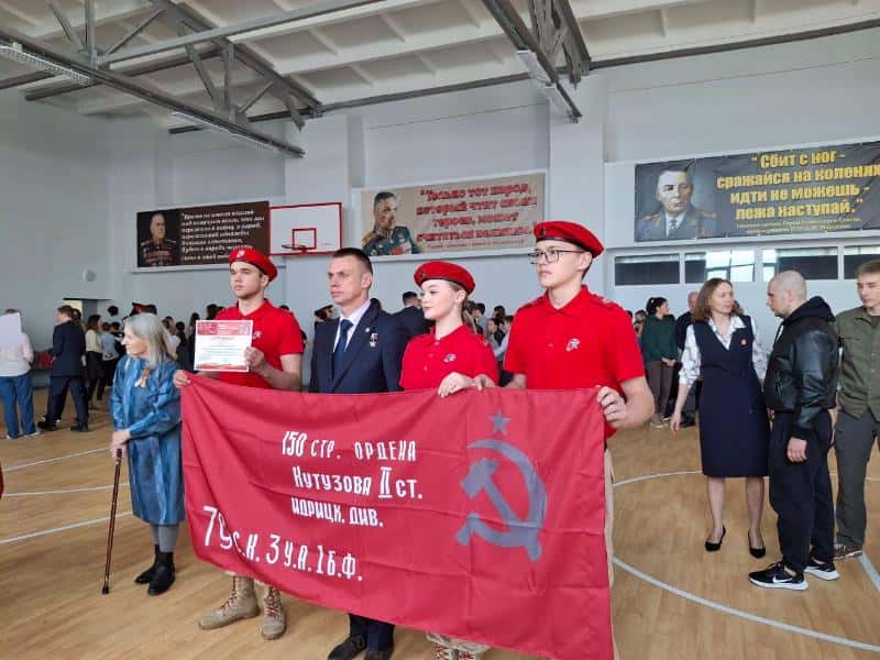 В Первоуральске вручили копии Знамени Победы патриотическим организациям  