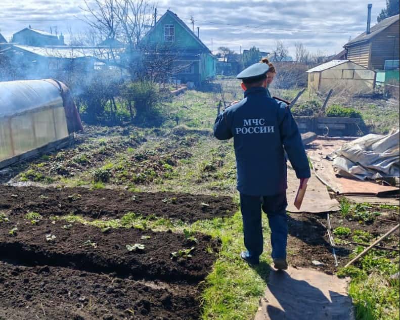 Первоуральцам напомнили о противопожарном режиме: сотрудники МЧС проводят рейды