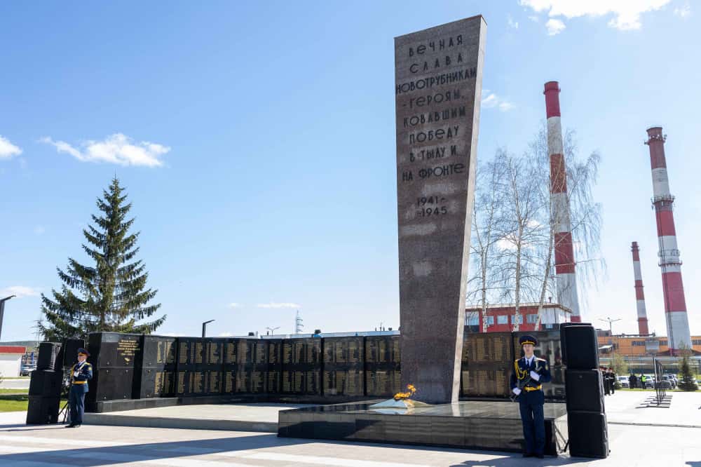 Глава Свердловской области Паслер открыл мемориал в Первоуральске после реконструкции 