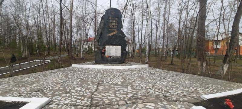 В Первоуральске завершили работы по благоустройству мемориалов ко Дню Победы