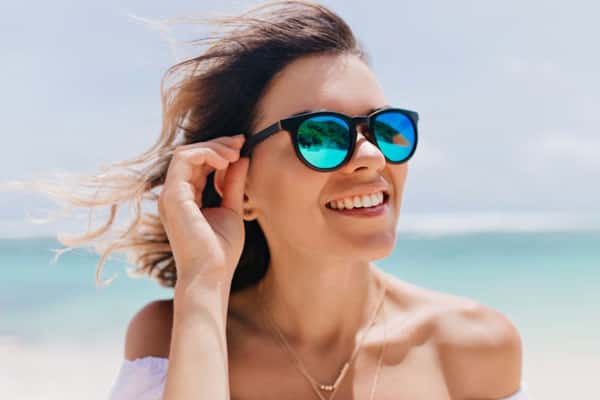 Как правильно подобрать солнечные очки: эксперт поделилась советами по защите глаз от УФ-излучения
