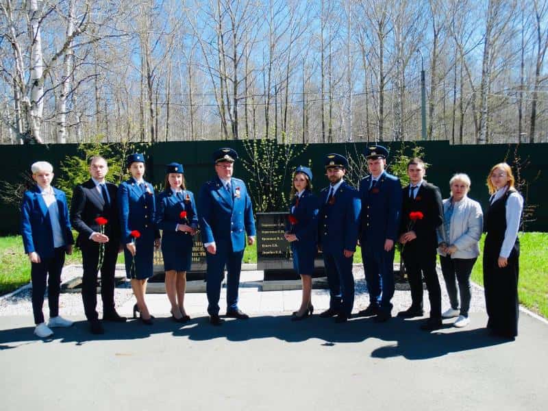 Первоуральские сотрудники прокуратуры возложили цветы к памятнику работникам ведомства, сражавшимся на фронте