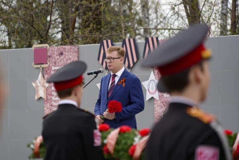 Мэр Первоуральска Игорь Кабец посетил ключевые мемориалы города в День 80-летия Великой Победы 