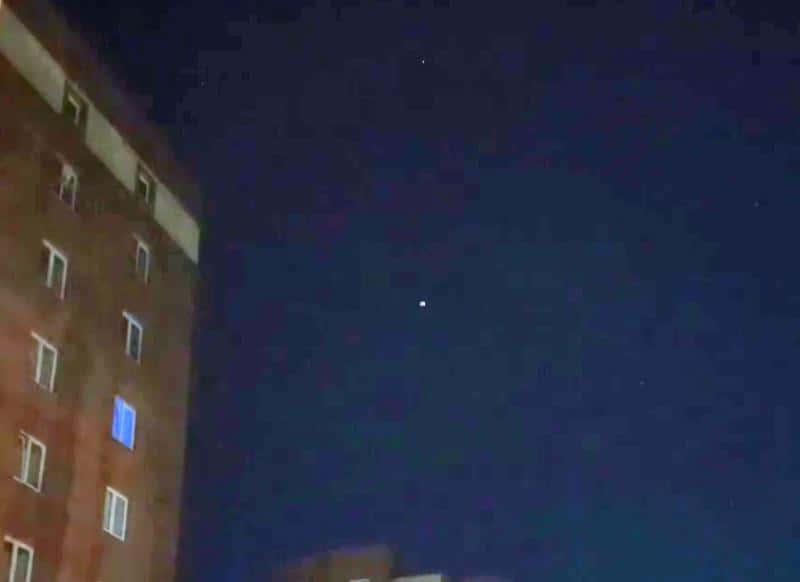 Свердловчане увидели в небе движущуюся «звезду»: зрелище запечатлели на камеру