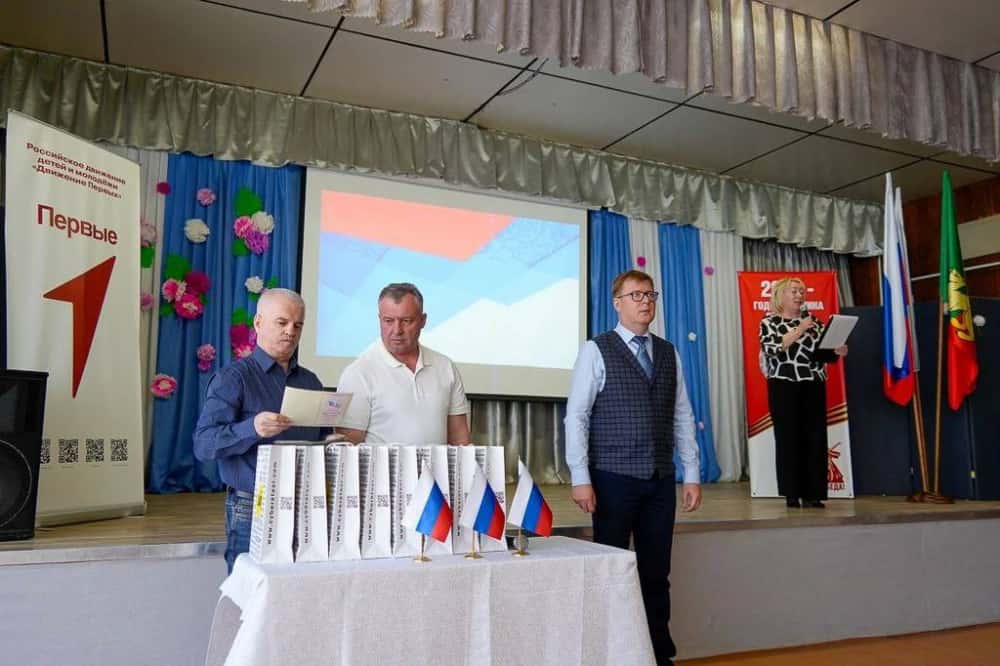 В первоуральской школе вручили свидетельства участникам проекта «Моя первая профессия»