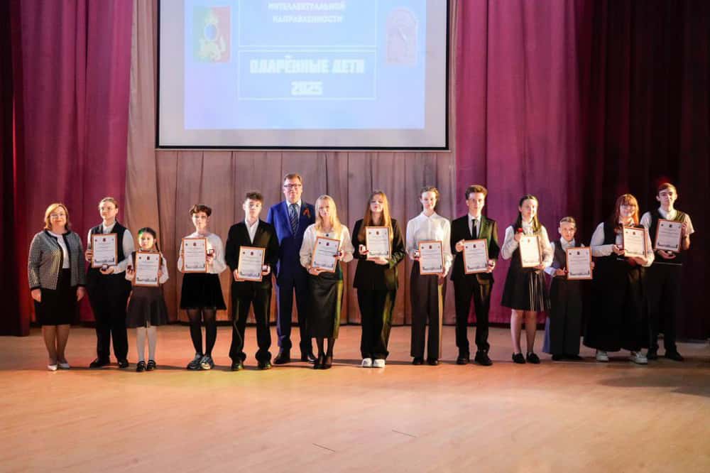 В Первоуральске более тремстам школьникам и дошколятам вручили знаки главы городского округа 