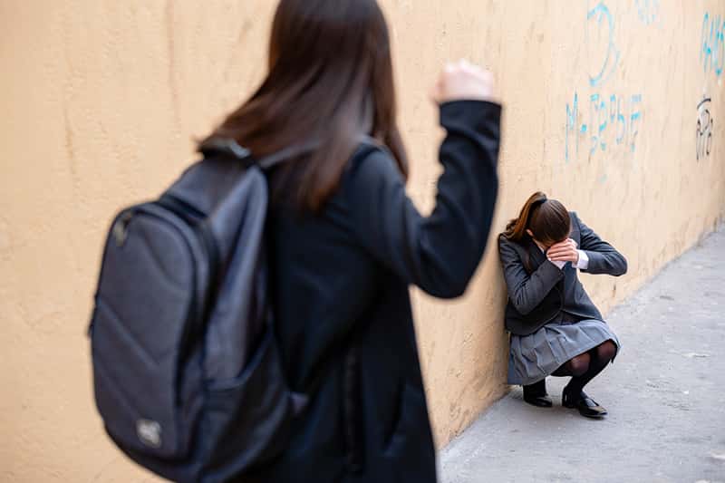 «Прыгали по голове, все было в крови»: в Первоуральске школьница избила 12-летнюю девочку