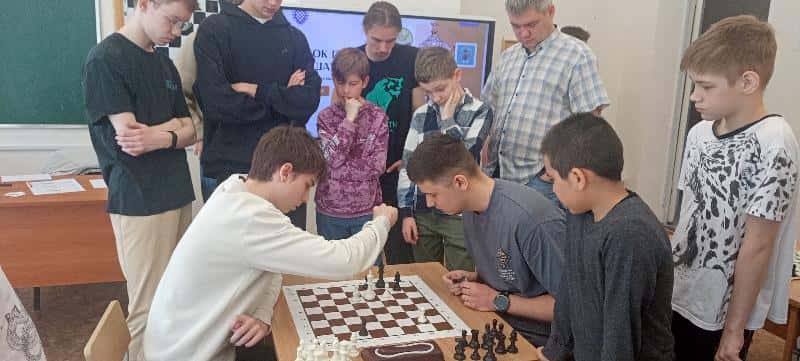 Школьники Первоуральска сразились за звание шахматных чемпионов: в городе прошел турнир