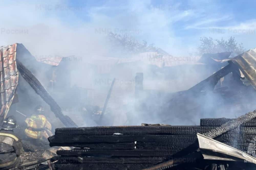 В деревне под Первоуральском произошел пожар: сгорела кровля частного дома