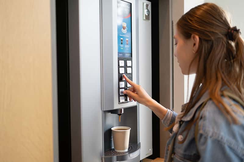 От давления до отравления: чем рискуют любители кофе из автоматов?