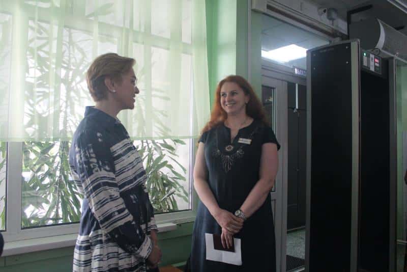 Первоуральск посетила министр образования Светлана Тренихина: она проверила готовность школы к ЕГЭ