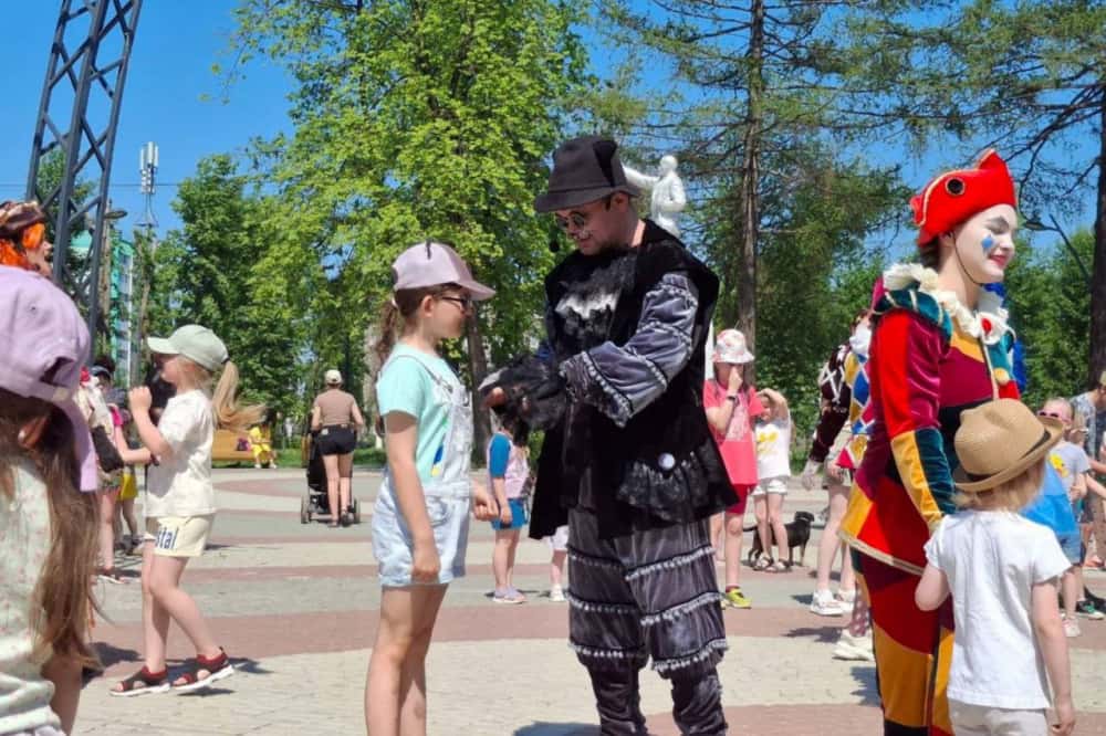 В Первоуральске в Театральном парке прямо сейчас проходит праздник: узнайте подробности