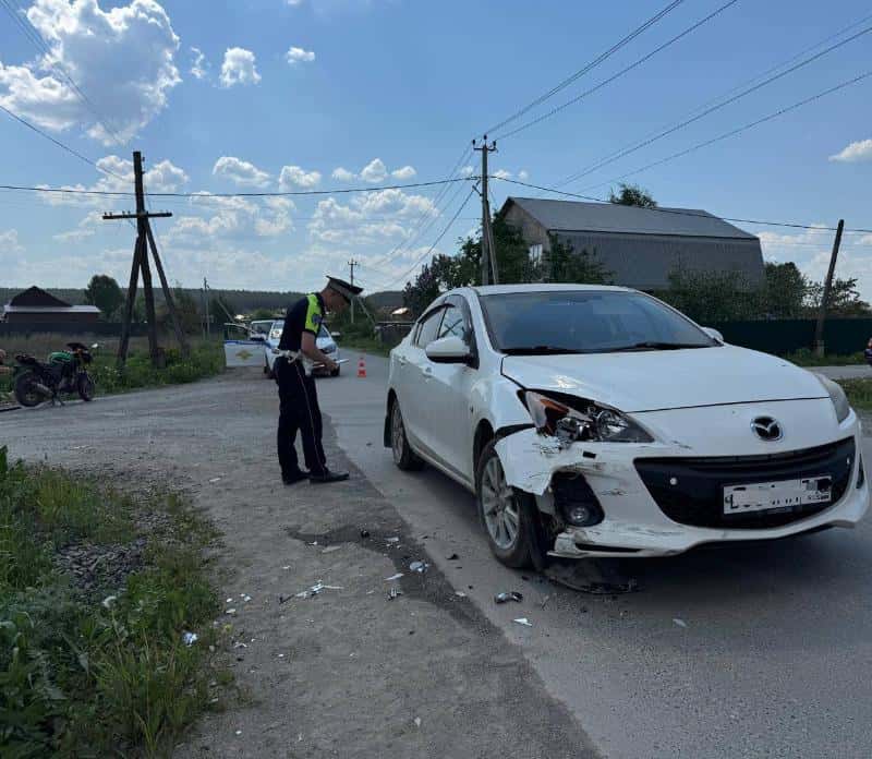 В поселке Билимбай Mazda врезалась в мотоцикл: пострадали взрослый и ребенок