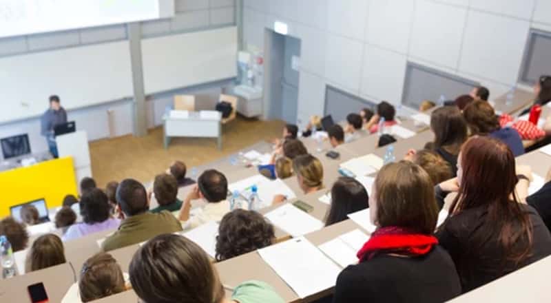 Диплом или зарплата: 64% россиян уверены, что высшее образование помогает повышать доходы