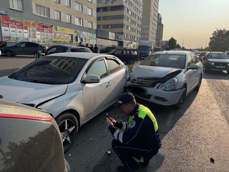 В Первоуральске столкнулись сразу 4 автомобиля: в результате ДТП пострадали пожилые супруги