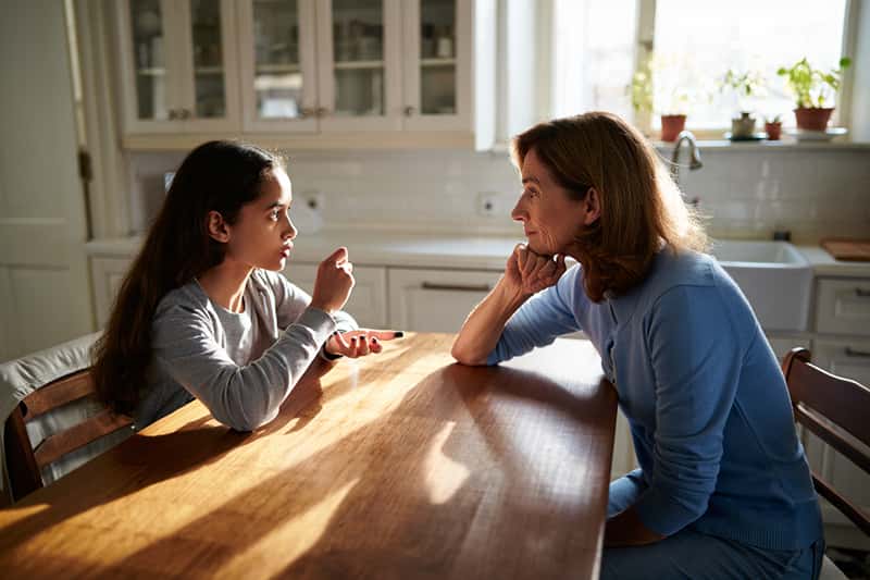 Родители теперь смогут следить за банковскими счетами подростков: в Госдуме приняли новый закон 