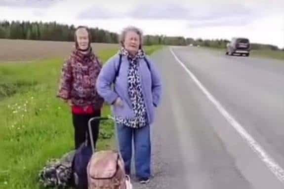 Жители деревни Каменка ждут автобуса на трассе Первоуральск–Шаля в опасности: остановка там не оборудована