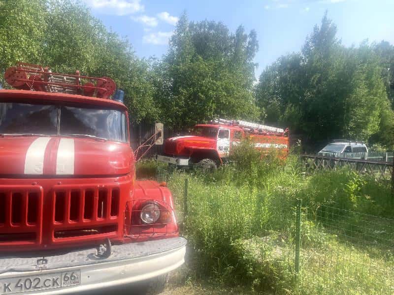 В деревне под Первоуральском произошел пожар: огонь потушили благодаря бдительности сотрудника ГУФСИН  