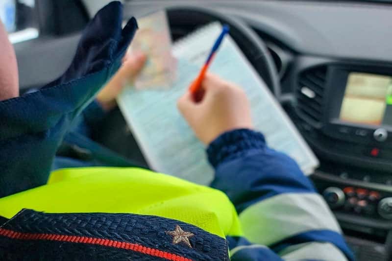 В Первоуральске молодой водитель на «Opel Corsa» снес столб и скрылся: ГИБДД разыскивает лихача 