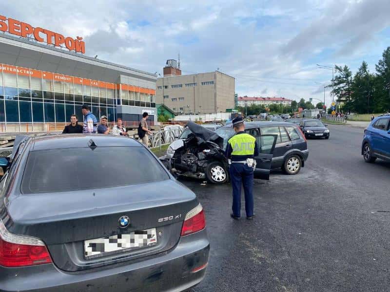 Три машины столкнулись в центре Первоуральска: один из водителей попал в больницу