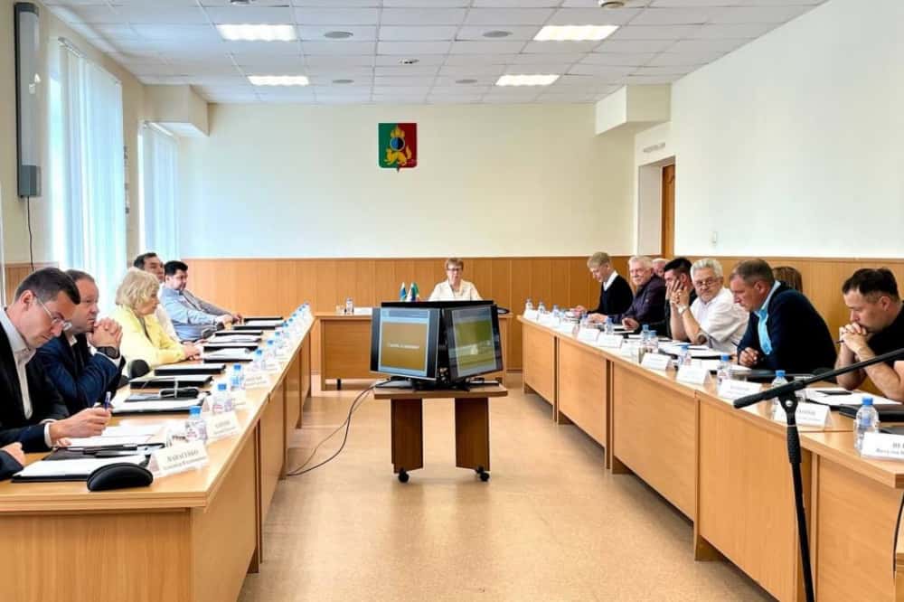 В Первоуральске сохраняется проблема переполненности мусорных контейнеров и площадок