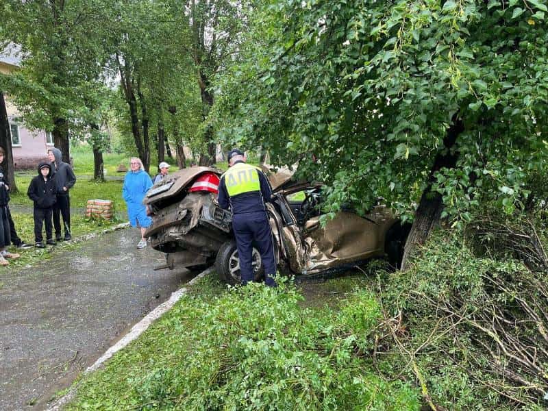 Пьяный лихач без прав врезался в дерево: в Первоуральске произошло серьезное ДТП