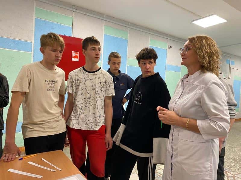 Первоуральские медики обучили школьников из трудовых отрядов оказанию первой помощи 