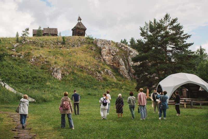 Первоуральцы отыскали сокровища Урала под ясным небом: в округе прошла экскурсия по историческим местам  