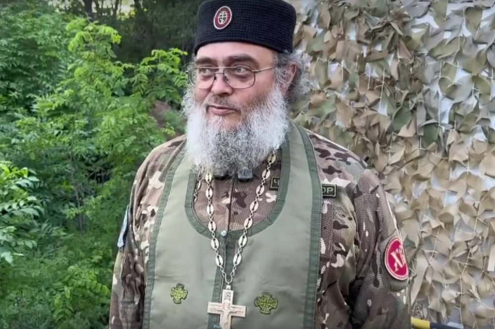 Священник из Первоуральска ежедневно укрепляет боевой дух бойцов СВО на передовой