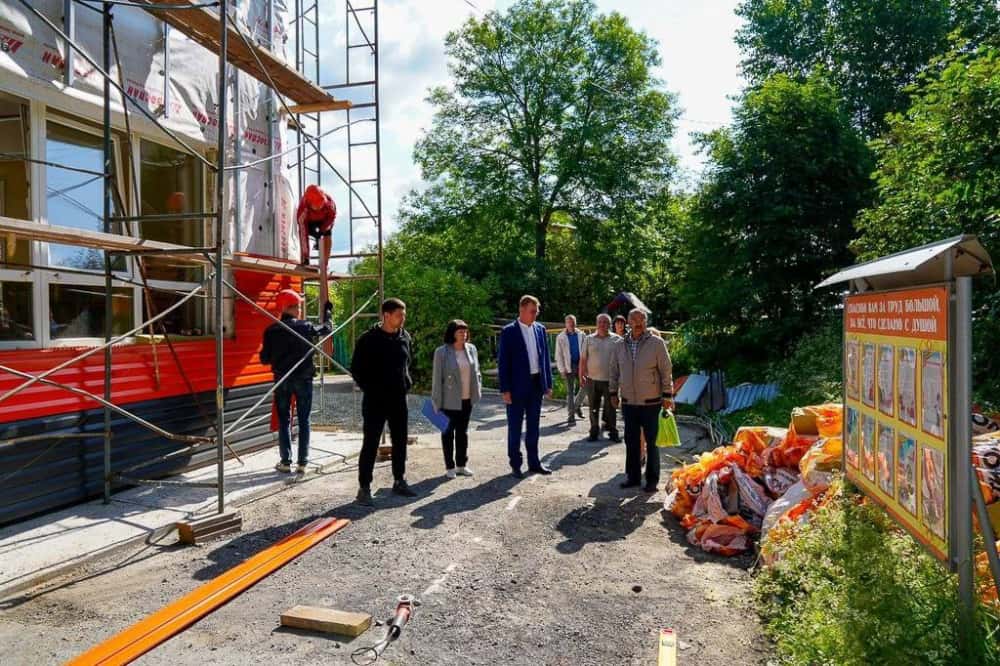 Глава Первоуральска проверил, как идут ремонтные работы в детских садах и дворовом клубе «Чайка»