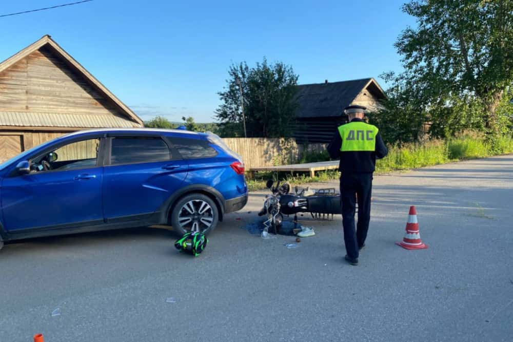 В поселке под Первоуральском в ДТП столкнулись водитель автомобиля и 15-летний подросток на мопеде