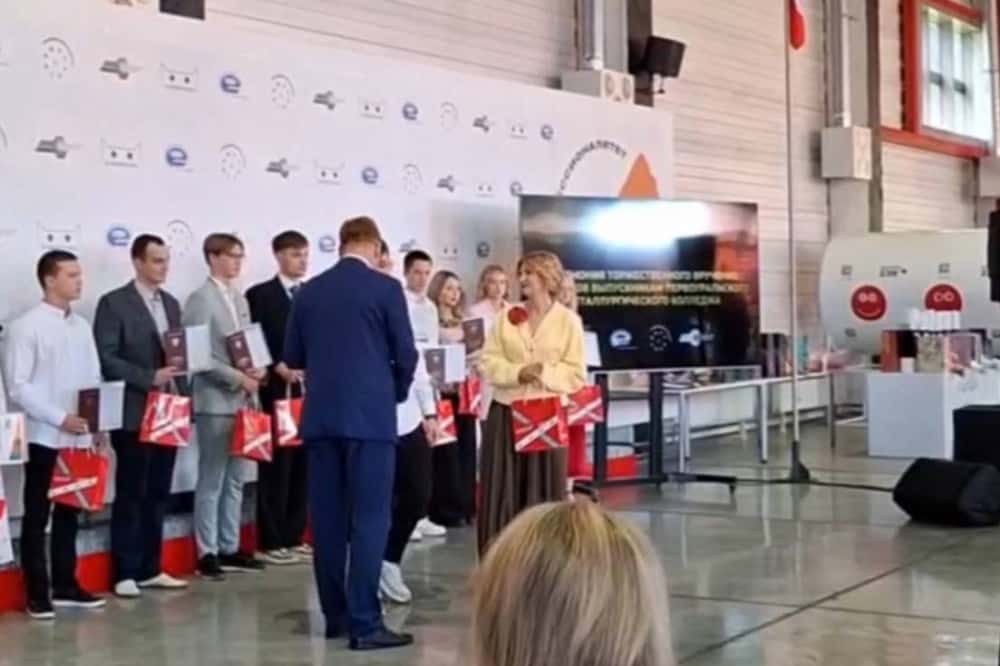 В Первоуральском металлургическом колледже прошел выпускной: дипломы получили более 300 специалистов