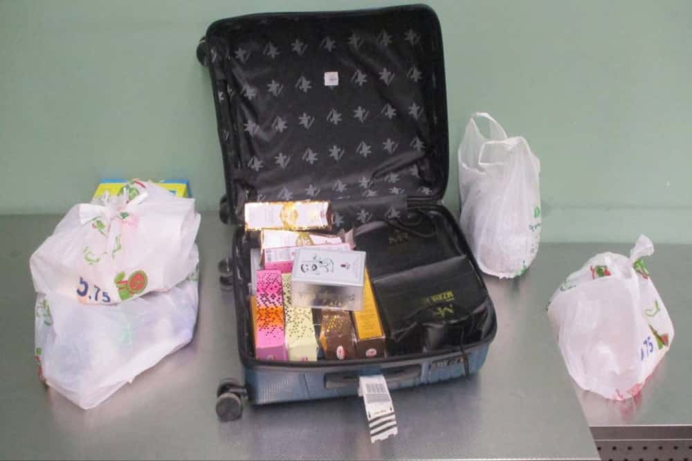 15 килограммов духов для родственников: свердловские таможенники остановили иностранца 